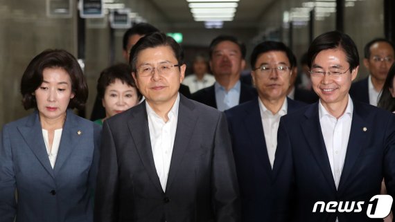 지지율 높아진 우리공화당.. 한국당 '보수대통합' 논의 이끄나