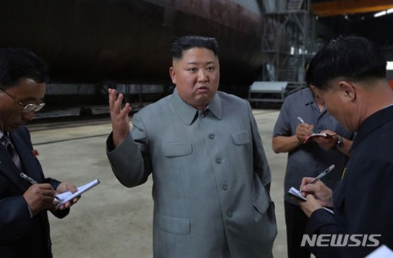 북한 노동신문은 김정은 국무위원장이 새로 건조한 잠수함을 살펴봤다고 23일 보도했다. 2019.07.23. (출처=노동신문)