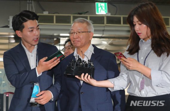 보석으로 석방된 양승태 전 대법원장이 23일 오전 서울 서초구 서울중앙지방법원에서 열린 직권남용 권리행사방해 등 혐의에 대한 17차 공판에 출석하며 입을 굳게 다물고 있다./사진=뉴시스