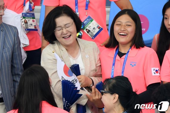 문재인 대통령 부인 김정숙 여사와 여자 수구대표팀 선수들이 23일 오전 광주 남부대학교 수구경기장에서 열린 2019 광주 세계수영선수권대회 남자 수구 15~16위 결정전 한국과 뉴질랜드의 경기에서 한국이 승부 던지기 끝에 17-16으로 승리하자 기뻐하고 있다. 2019.7.23 /뉴스1 © News1 한산 기자