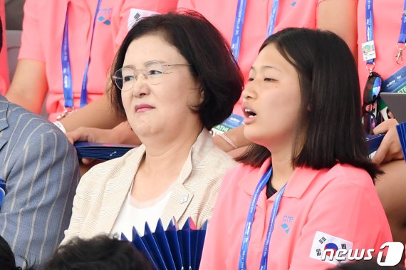 김정숙 여사가 23일 오전 광주 남부대학교 수구경기장에서 열린 2019 광주 세계수영선수권대회 남자 수구 15~16위 결정전 한국과 뉴질랜드의 경기에서 한국 수구 대표팀이 실점하자 아쉬운 표정을 짓고 있다. 2019.7.23 /뉴스1 © News1 한산 기자