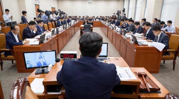 기재위 출석한 국세청장, 최순실 은닉재산 의혹 "유관기관과 긴밀 협의"