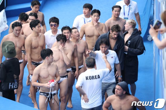 대한민국 수구 대표 선수들이 23일 오전 광주 남부대학교 수구경기장에서 열린 '2019 광주 세계수영선수권대회' 남자 수구 15~16위 결정전 뉴질랜드에게 17대 16으로 승리를 거둔 뒤 경기장을 나서고 있다. 경기는 12대 12로 4쿼터 종료, 승부던지기 후 17대 16으로 대한민국이 대회 첫 승리를 거뒀다. 2019.7.23/뉴스1 © News1 황희규 기자