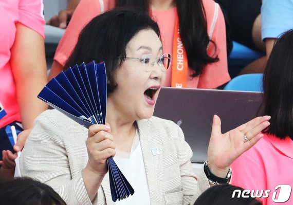 [화보] 일어나고 환호하고…김정숙 여사 응원에 경기장 '후끈'