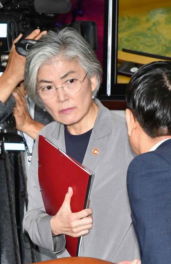 강경화 외교부장관이 23일 서울 세종대로 정부서울청사에서 국무회의에 참석하고 있다. 사진=서동일 기자