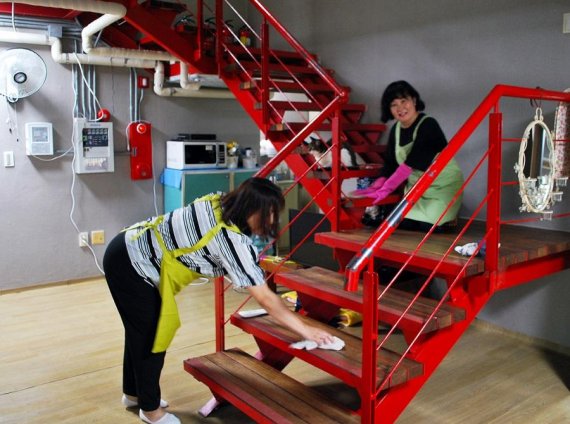 삼천리그룹 임원부인회가 아동양육시설 안양의 집에서 생활관 대청소를 실시하고 있다.