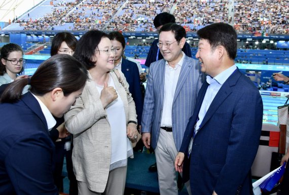 23일 2019광주세계수영선수권대회 관람을 위해 남부대 주경기장을 찾은 문재인 대통령 부인 김정숙 여사(사진 앞줄 왼쪽에서 두 번째)가 이용섭 광주광역시장(세 번째), 권영진 대구광역시장(네 번째)과 담소를 나누고 있다.사진=대회 조직위 제공