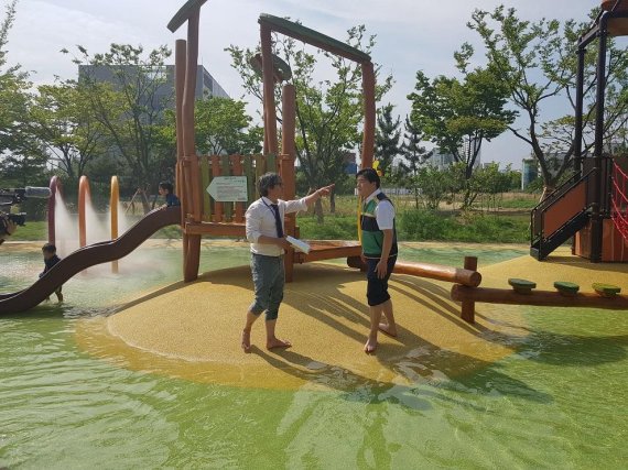 임병택 시흥시장 23일 젊음과패기공원 물놀이시설 안전검검. 사진제공=시흥시