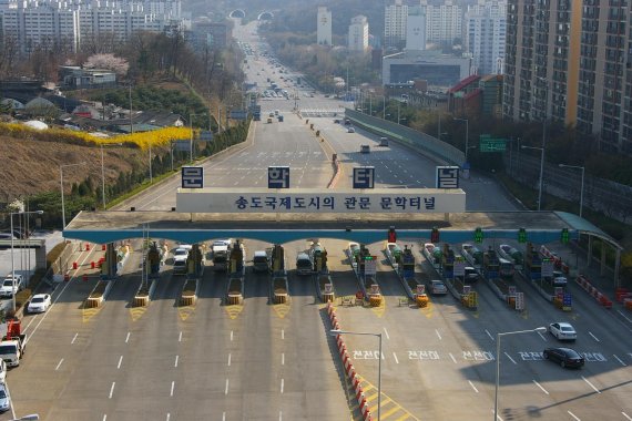 인천의 민자터널인 문학터널이 오는 2022년 4월부터 무료로 통행할 수 있게 된다. 사진은 문학터널 전경.