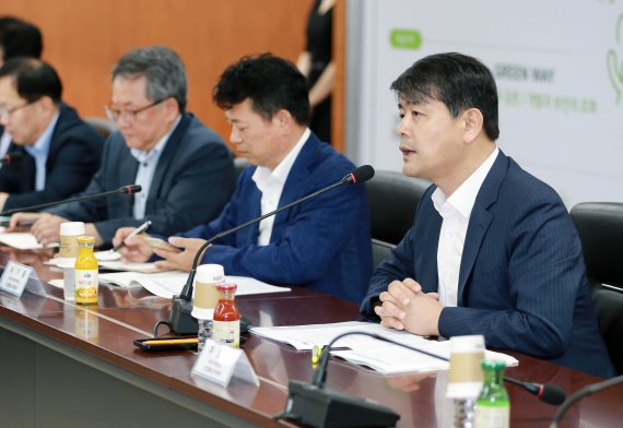 주영준 산업통상자원부 에너지자원실장(오른쪽 첫번째)이 24일 서울 종로구 석탄회관에서 열린 제3회 원전해체산업 민관협의회를 주재하고 있다. 산업부 제공