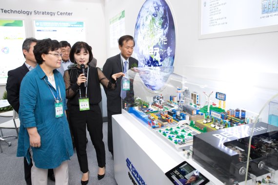 문미옥(오른쪽) 과학기술정보통신부 제1차관이 한국에너지기술연구원의 연구개발 성과 홍보 부스에서 에너지자립섬에 대한 전시물 설명을 듣고 있다. 과기정통부 제공