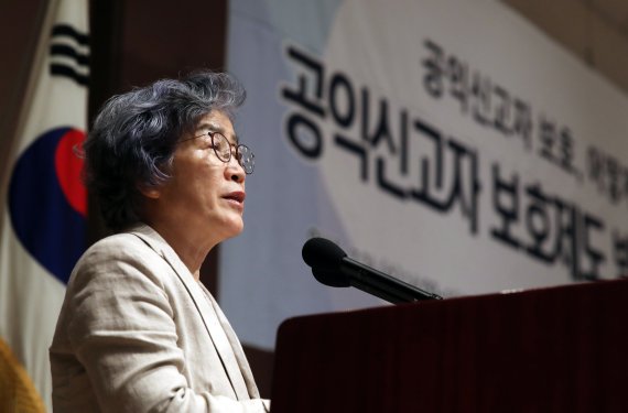 박은정 국민권익위원장이 24일 서울 중구 한국프레스센터에서 열린 공익신고자 보호제도 발전방안에 관한 공개 토론회에서 인사말을 하고 있다. 뉴스1