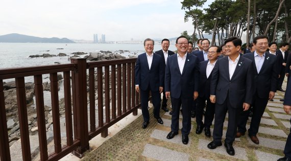 文대통령, 부산서 시도지사 간담회 문재인 대통령이 24일 부산 동백로 누리마루 APEC하우스에서 열린 시도지사 간담회에 앞서 시도지사들과 기념촬영을 마친 후 환담하고 있다. 뉴시스