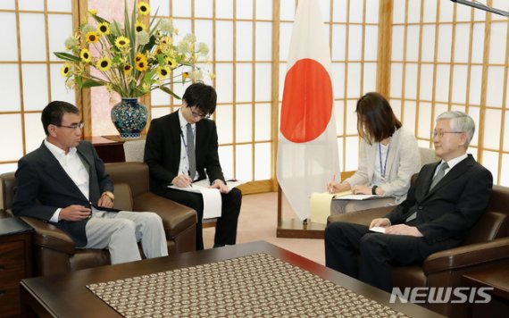 지난 7월 19일 고노 다로 일본 외무상(왼쪽)이 남관표 주일본 한국대사를 도쿄 외무성 청사로 초치해 대화하고 있다. 고노 외무상은 지소미아 파기 직후인 22일 밤 9시30분께 남 대사를 또 다시 초치했다. 뉴시스