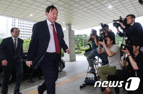 윤석열 검찰총장이 취임식에 참석하기 위해 25일 오후 서울 서초구 대검찰청으로 출근하고 있다./사진=뉴스1