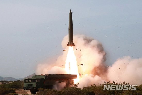 북한이 25일 동해상으로 두 발의 단거리 미사일을 발사했다. 지난 5월4일 북한이 발사한 '북한판 이스칸데르' 추정 미사일 모습. (사진=노동신문 캡쳐)