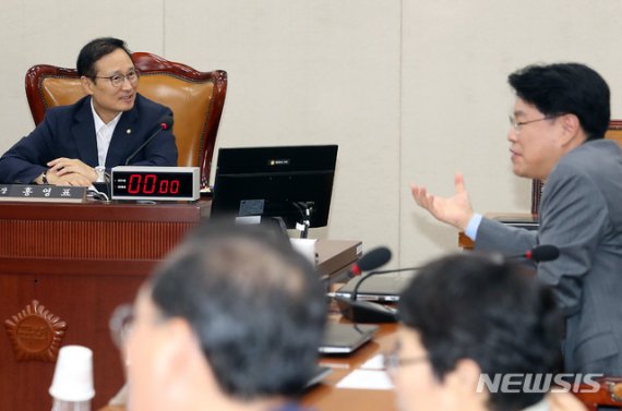 25일 국회에서 열린 정치개혁 특별위원회 회의에서 홍영표 위원장과 장제원 한국당 간사가 의견을 나누고 있다. 뉴시스