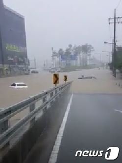 2017년 8월 천안에 폭우가 내려 곳곳이 침수되는 등 피해가 발생했다.(독자제공)© 뉴스1