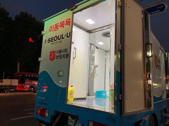 [현장르포] "저기 들어갈 바에 밖에서..." 폭염 속 노숙인 대책 실효성 논란