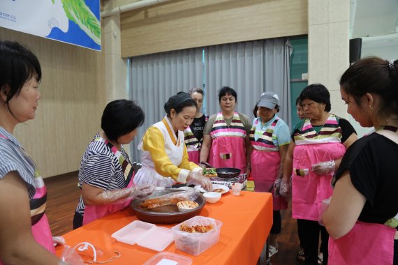 '광주 물김치 페스티벌'에서는 특별전과 더불어 김치 명인과 함께하는 다양한 김치 만들기 체험 프로그램을 함께 진행한다. 세계김치연구소 제공