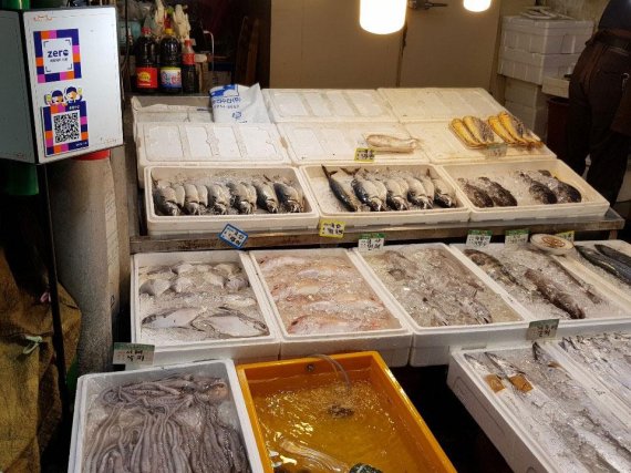 서울 서대문구 한 재래시장의 생선가게. 제로페이 가맹점이지만 제로페이를 이용한 결제는 한 달에 한 건도 찾기 어려웠다. [사진=윤홍집 기자]