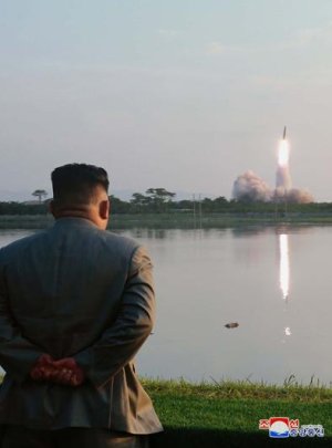 지난 25일 북한 김정은 위원장이 단거리 탄도미사일 발사를 지켜보고 있다. 사진=조선중앙통신