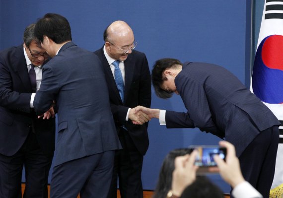 김조원 신임 청와대 민정수석(왼쪽 세번째)이 26일 서울 종로구 청와대 춘추관에서 조국 전 민정수석과 악수하고 있다. 문재인 대통령은 신임 민정수석비서관에 김조원 한국항공우주산업(KAI) 사장, 일자리수석비서관에 황덕순 대통령비서실 일자리기획비서관, 시민사회수석비서관에 김거성 사회복지법인 송죽원 대표이사를 임명했다. 뉴스1