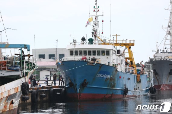 속초항 귀환 '북한 억류' 러시아 어선 승선 한국인 2명 건강