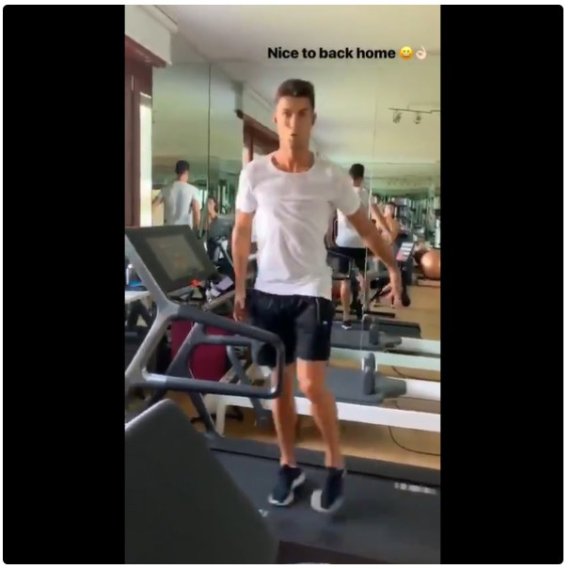 팀 K리그와의 경기에서 컨디션 난조를 이유로 단 1분도 뛰지 않았던 호날두가 이탈리아에 도착하자 마자 장난스러운 사진을 SNS에 올렸다. (호날두 SNS) © 뉴스1