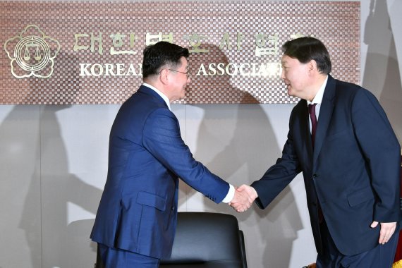 윤석열(오른쪽) 검찰총장이 29일 오후 서울 강남구 대한변호사협회에서 이찬희 협회장 예방해 인사를 나누고 있다. 사진=서동일 기자