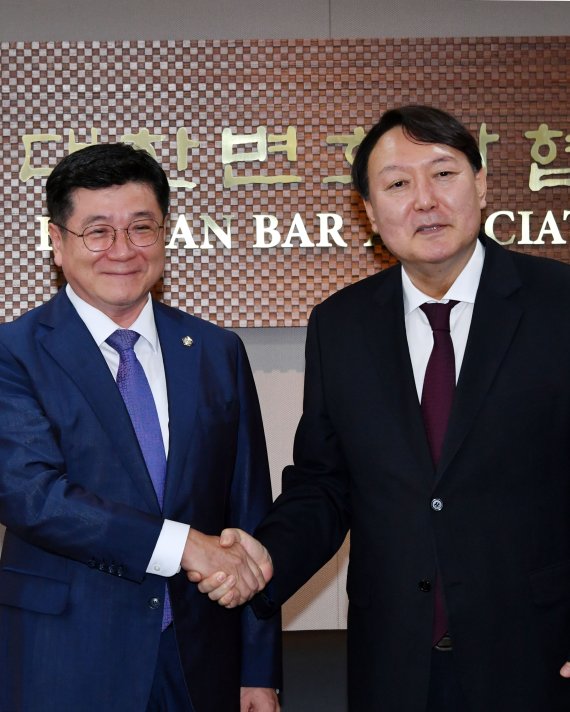 변협 간 윤석열 총장 "檢 문제점 지적해달라"