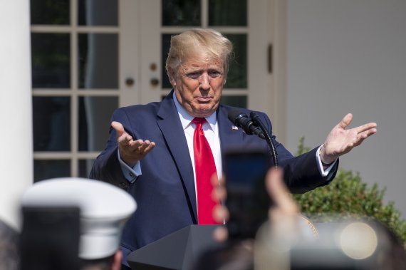 President Donald Trump welcomes first responders before signing H.R. 1327, an act ensuring that a victims' compensation fund related to the Sept. 11 attacks never runs out of money, in the Rose Garden of the White House, Monday, July 29, 2019, in Washington. (AP Photo/J. Scott Applewhite) /뉴시스/AP /사