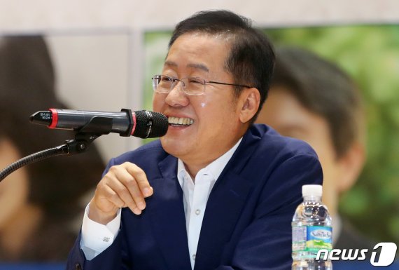 한국당 작심 비판한 홍준표 "'도로 친박당' 쪼그라들고.."