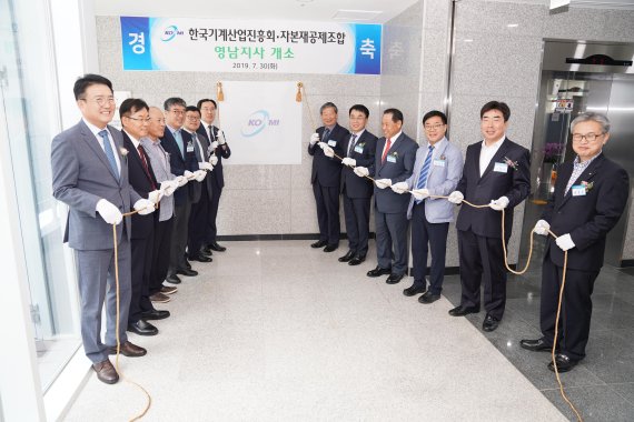 한국기계산업진흥회는 정부의 '제조업 르네상스 비전 및 전략'과 연계한 동남권 제조업 부흥을 위해 7월 30일 기계산업 메카인 창원 창원컨벤션센터(CECO)에서 '경상남도 경제부지사 초청 기업인 간담회'를 개최했다. 아울러 기진회는 간담회 개최 전에 창원을 중심으로 동남권 소재·부품·장비 업계 지원을 강화하기 위해 영남지사 개소식 행사를 진행했다. 이날 개소식에 참석한 MBC경남 정대균 대표이사, (주)화인 이상준 대표이사, (주)성광기연 차성호 대표이사, (재)경남테크노파크 안완기 원장, 경남중소벤처기업청 이영석 청장, 경상남도 문