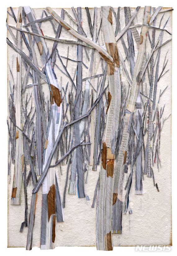 【서울=뉴시스】이정웅, The sacred grove-001. 53x40.9cm (10p) Book+Mixed media 2019,252만원,