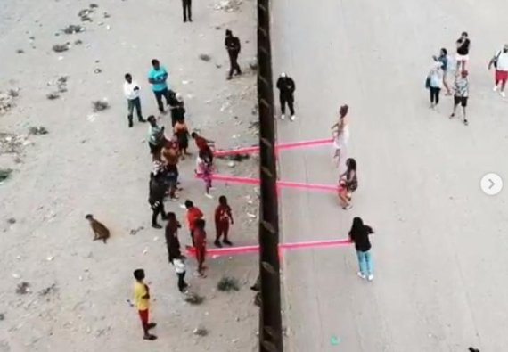 美-멕시코 국경에 설치된 '분홍 시소' 화제.. 어떤 의미길래?