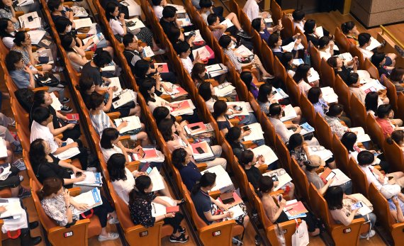 31일 오후 서울 삼성로 강남구민회관에서 열린 유웨이 2020 수시 입시전략 설명회에서 학부모와 학생들이 수시 입시전략 강연을 경청하고 있다. 이날 설명회에서는 학생부 종합 전형 및 대학별고사 대비 전략과 성적대별 수시 지원 전략 등이 발표됐다.사진=김범석 기자