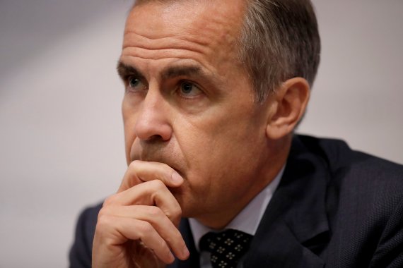 FILE PHOTO: Mark Carney the Governor of the Bank of England listens to a journalist's question during a Financial Stability Report news conference at the Bank of England in the City of London, Britain July 11, 2019. Matt Dunham/Pool via REUTERS/File Photo /REUTERS/뉴스1 /사진=