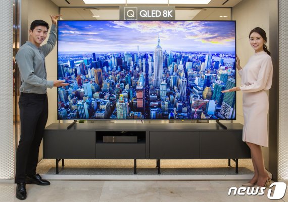 삼성전자의 올 상반기 출시한 98인치 8K QLED TV의 모습(삼성전자 제공)/뉴스1