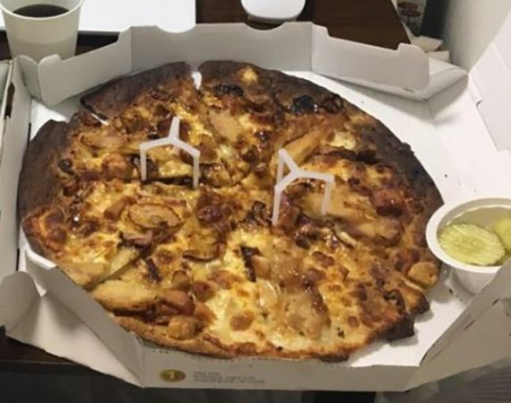 [헉스] "태운 피자 배달하고 환불 無" 피자헛, 논란에 사과했지만…