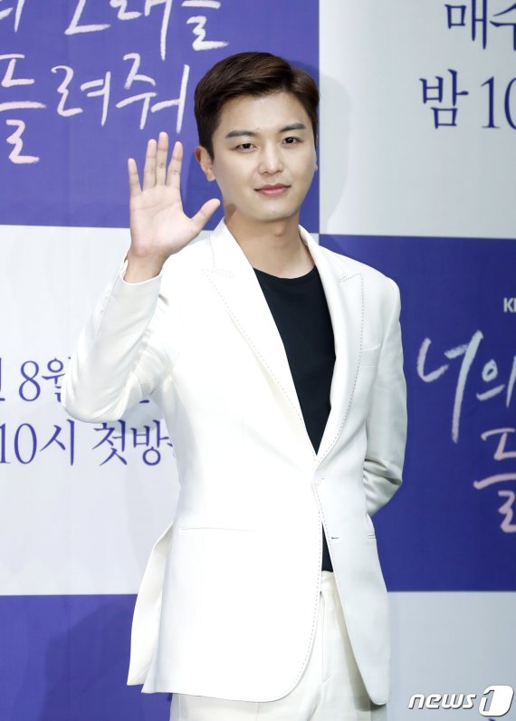 배우 연우진이 1일 오후 서울 구로구 신도림 라마다 호텔에서 열린 KBS 2TV 월화드라마 '너의 노래를 들려줘' 제작발표회에서 포즈를 취하고 있다. ‘너의 노래를 들려줘’(극본 김민주/ 연출 이정미)는 살인사건이 있었던 ‘그날’의 기억을 전부 잃은 팀파니스트가 수상한 음치남을 만나 잃어버린 진실을 찾아가는 미스터리 로코 드라마다. 2019.8.1/뉴스1 © News1 권현진 기자