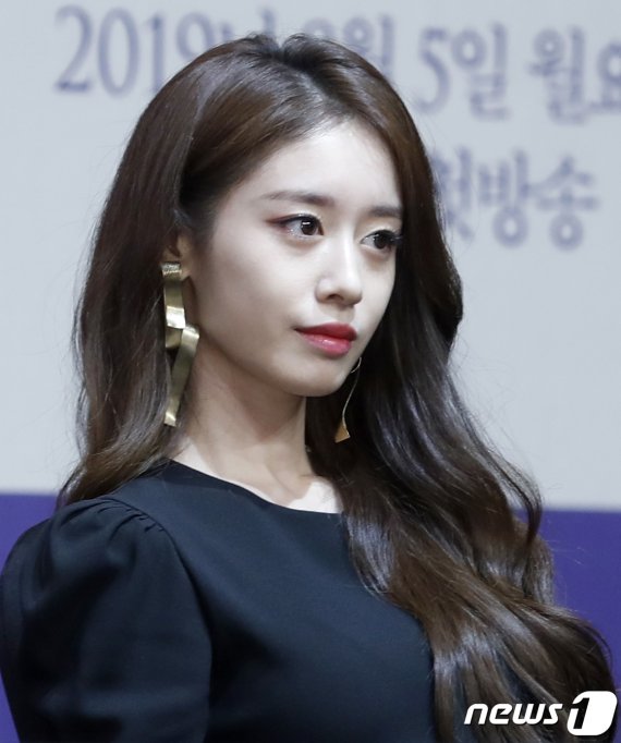 티아라 박지연이 1일 오후 서울 구로구 신도림 라마다 호텔에서 열린 KBS 2TV 월화드라마 '너의 노래를 들려줘' 제작발표회에 참석해 인사말을 하고 있다. ‘너의 노래를 들려줘’(극본 김민주/ 연출 이정미)는 살인사건이 있었던 ‘그날’의 기억을 전부 잃은 팀파니스트가 수상한 음치남을 만나 잃어버린 진실을 찾아가는 미스터리 로코 드라마다. 2019.8.1/뉴스1 © News1 권현진 기자