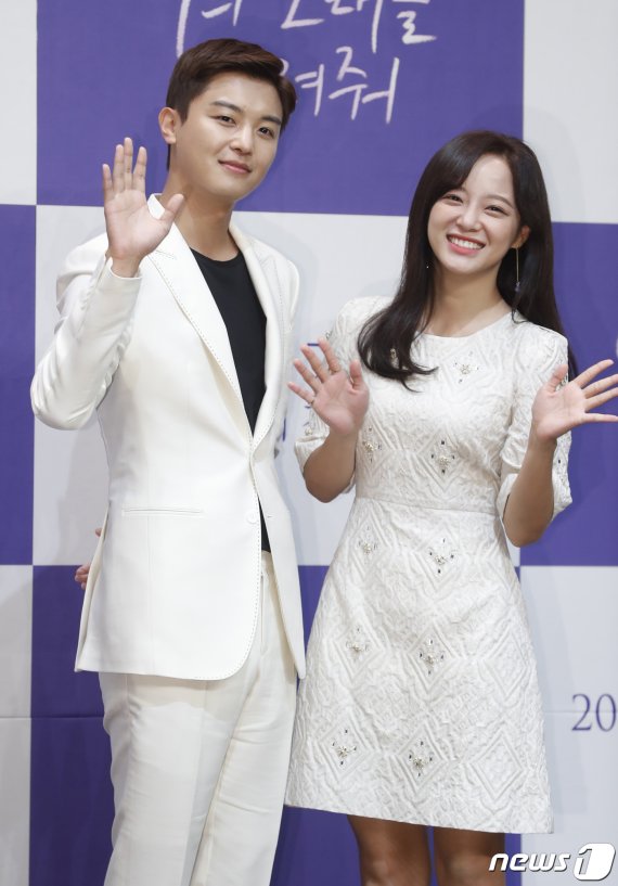 배우 연우진, 김세정(오른쪽)이 1일 오후 서울 구로구 신도림 라마다 호텔에서 열린 KBS 2TV 월화드라마 '너의 노래를 들려줘' 제작발표회에서 포즈를 취하고 있다. ‘너의 노래를 들려줘’(극본 김민주/ 연출 이정미)는 살인사건이 있었던 ‘그날’의 기억을 전부 잃은 팀파니스트가 수상한 음치남을 만나 잃어버린 진실을 찾아가는 미스터리 로코 드라마다. 2019.8.1/뉴스1 © News1 권현진 기자