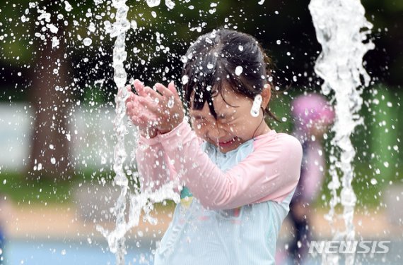 [내일 날씨] 전국 폭염특보 확대 '낮 최고 36도'.. 곳곳 소나기 예보