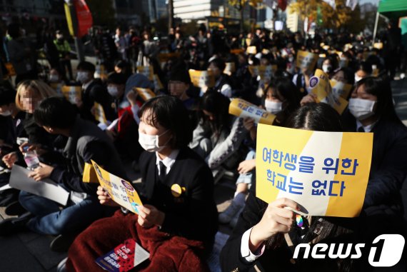 학생의 날인 지난해 11월3일 서울 광화문 파이낸스센터 앞에서 열린 '스쿨미투' 집회에서 참가자들이 학교 성폭력 근절을 촉구하는 구호를 외치고 있다. /사진=뉴스1