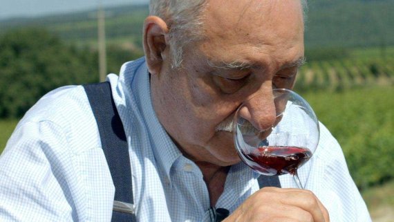 이탈리아 토스카나주 몬탈치노 지방에 위치한 카제 바세 솔데라 와이너리의 주인인 지앙프랑코 솔데라가 자신의 포도밭에서 와인을 시음하고 있다. 솔데라는 토스카나의 부르넬로 와인을 궁극의 위치까지 끌어올린 입지전적인 인물로 지난 2월 갑작스럽게 심장마비로 타개했다. 사진=카제 바세 솔데라