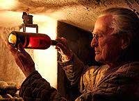 이탈리아 토스카나 주 국보급 와이너리인 비욘디 산티의 주인인 프랑코 비욘디 산티가 최초의 부르넬로 디 몬탈치노 와인을 불빛에 비춰보고 있다. 이 와인은 1880년대 페루치오 비욘디 산티가 육종에 성공해 처음으로 빚은 1888년 빈티지의 와인으로 아직도 생생한 생명력을 자랑하고 있다.<div id='ad_body2' class='ad_center'></div> 사진=비욘디 산티