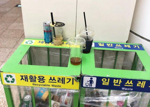 지하철 2호선 홍대입구역의 쓰레기통 / 사진=이혜진 기자