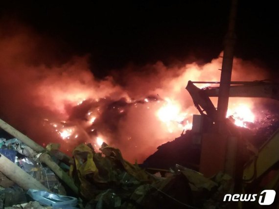 지난달 30일 발생한 고물상 화재 모습.(전남 영암소방서 제공) /© News1