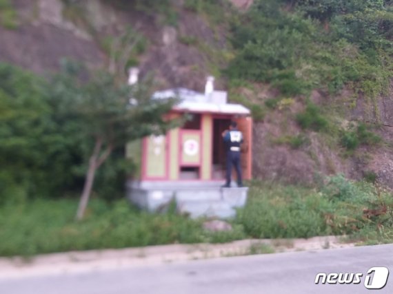 2일 신생아가 유기된 채 발견된 경남 거제 한 마을의 공중화장실.(경남소방본부 제공)© 뉴스1